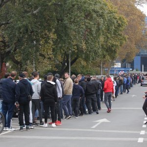 Gužva na Maksimiru prije puštanja u prodaju ulaznica za utakmicu Lige prvaka