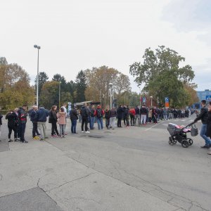 Gužva na Maksimiru prije puštanja u prodaju ulaznica za utakmicu Lige prvaka