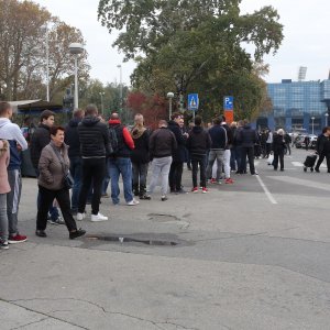 Gužva na Maksimiru prije puštanja u prodaju ulaznica za utakmicu Lige prvaka