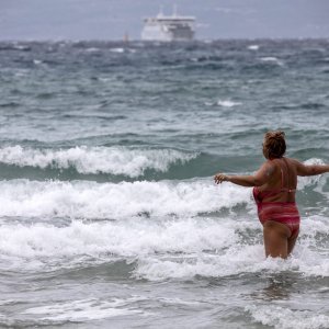 Split: Građani uživaju u južini i toplom moru nedjeljnog poslijepodneva