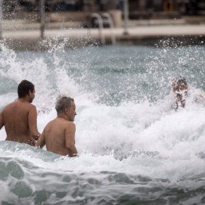 Split: Građani uživaju u južini i toplom moru nedjeljnog poslijepodneva