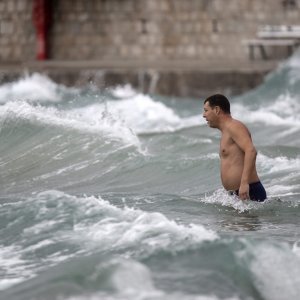 Split: Građani uživaju u južini i toplom moru nedjeljnog poslijepodneva