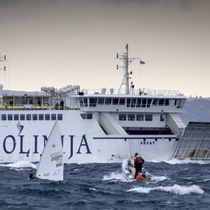 Split: Građani uživaju u južini i toplom moru nedjeljnog poslijepodneva