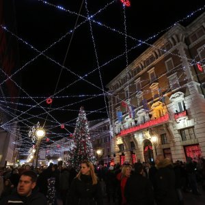 Rijeka: Na Korzu je uz vatromet upaljena blagdanska rasvjeta