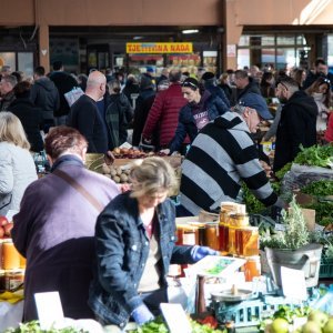 Velika gužva na tržnici u Utrinama