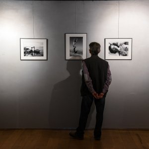 U Laubi otvorena izložba akt fotografija i skulptura autora Lorne Kijurko i Stanka Abadžića