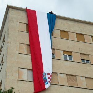 Split: Na Dan državnosti sa zgrade Gradske uprave spuštena zastava dužine 22 metra