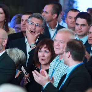 Andrej Plenković prati rezultate okružen stranačkim suradnicima u stožeru HDZ-a