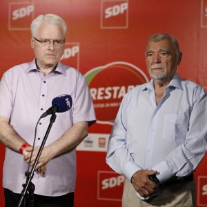 Ivo Josipović i Stjepan Mesić u stožeru Restart koalicije