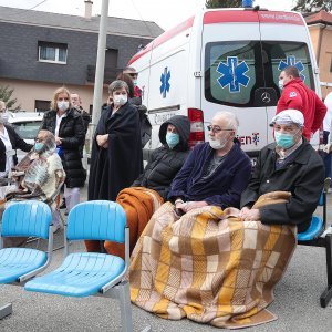 Osoblje i pacijenti bolnice na Svetom duhu nakon potresa izašli ispred bolnice