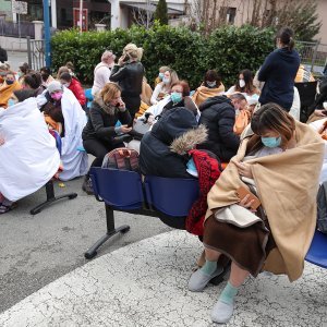 Osoblje i pacijenti bolnice na Svetom duhu nakon potresa izašli ispred bolnice