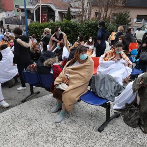 Osoblje i pacijenti bolnice na Svetom duhu nakon potresa izašli ispred bolnice