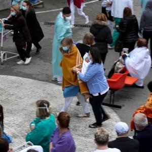 Osoblje i pacijenti bolnice na Svetom duhu nakon potresa izašli ispred bolnice