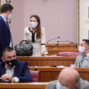 Zastupnici Mosta u Saboru nosili maske s inicijalima ministra Tomislava Ćorića