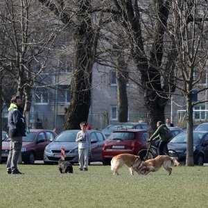 Zagreb: Građani uživaju u sunčanom danu na trgu dr. Franje Tuđmana