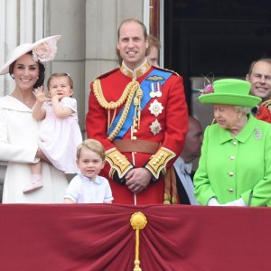 Kate Middleton i princ William, princ George i princeza Charlotte, kraljica Elizabeta II - Trooping the Coulour 2016.