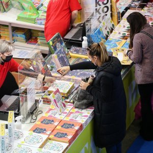 "Drago mi je da smo i u ova izazovna vremena našli način kako da se Interliber ove godine ipak održi i da i dalje bude mjesto susreta s knjigama i knjigom, koja je u ova teška i izazovna vremena bila utjeha mnogima, i kao mjesto inspiracije i kao mjesto nade", kazao je Tomašević.