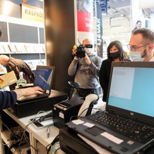 Tomašević je istaknuo kako vjeruje u postupan povratak brojkama posjećenosti od prije pandemije, kada je Interliber obilazilo po 100 tisuća ljudi, te izrazio nadu da će sajam i ove godine dati svoj tradicionalni doprinos statistikama kad je riječ o čitanosti i kupovini knjiga.  Najavio je da će Grad Zagreb nastaviti podupirati kulturne projekte vezane uz knjigu, od kojih je posebno izdvojio projekt "Ja čitam", usmjeren na mlade.