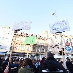 Prosvjednici protiv covid potvrda krenuli s Trga Francuske Republike prema Trgu bana Jelačića