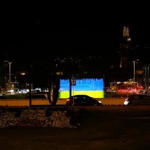 Vukovarski toranj i fontane u bojama Ukrajine