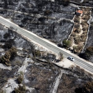 Opožareno područje Rasline i Zatona kod Šibenika snimljeno iz zraka