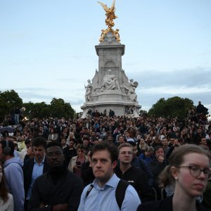 Okupljanje ispred Buckinghamske palače