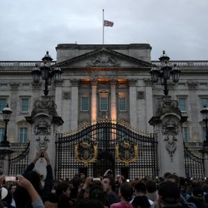 Okupljanje ispred Buckinghamske palače