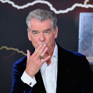 Pierce Brosnan i Keely Shaye Smith