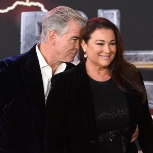 Pierce Brosnan i Keely Shaye Smith