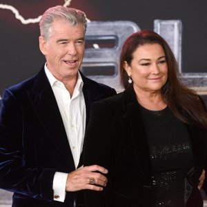 Pierce Brosnan i Keely Shaye Smith