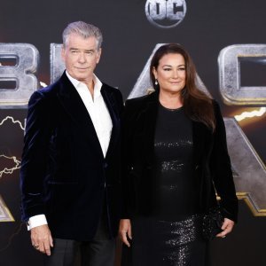 Pierce Brosnan i Keely Shaye Smith