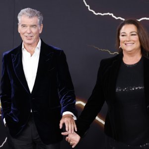 Pierce Brosnan i Keely Shaye Smith