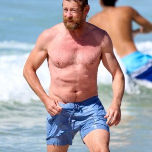 Simon Baker na plaži s novom djevojkom