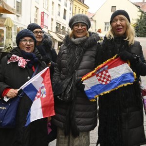 Navijači prate utakmicu Hrvatska - Maroko u Tkalčićevoj ulici