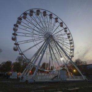 Winter Park - u parku dr. Franje Tuđmana postavljena je nova atrakcija zagrebačkog Adventa, panoramski kotač visok 36 metara