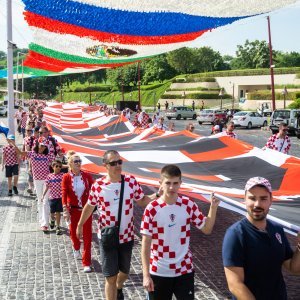 SP Katar: Hrvatski navijači razvili zastavu na Katari