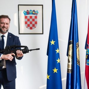 Naoružan ministar obrane Mario Banožić