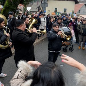 Tradicionalni podnevni ispraćaj stare i doček nove godine u Fužinama (2)