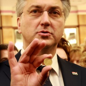 Plenković na domjenku SNV-a u kruhu pronašao zlatni novčić