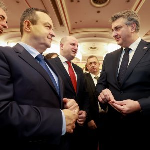 Plenković na domjenku SNV-a u kruhu pronašao zlatni novčić