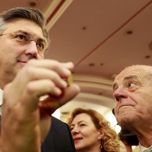 Plenković na domjenku SNV-a u kruhu pronašao zlatni novčić