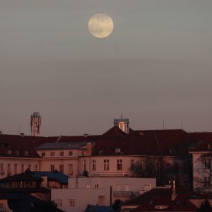 Puni mjesec iznad Zagreba