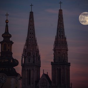 Puni mjesec iznad Zagreba