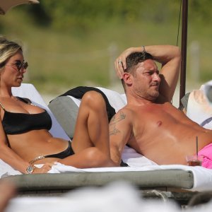 Francesco Totti s djevojkom na plaži