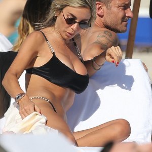 Francesco Totti s djevojkom na plaži