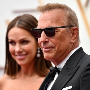 Kevin Costner sa suprugom Christine Baumgartner 2022.