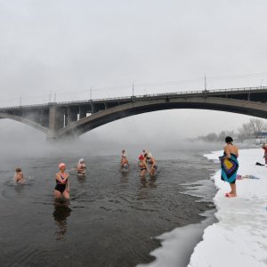 Pravoslavni vjernici plivaju na blagdan Bogojavljenja u rijeci Jenisej kod Krasnojarska