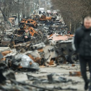 Groblje vojnih vozila nakon borbi u Buči