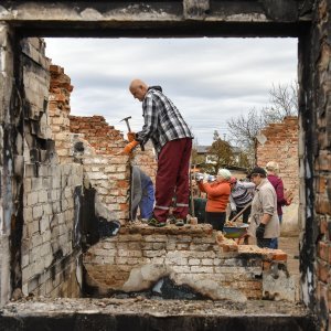 Volonteri obnavljaju kuću u černihivskoj regiji u Ukrajini