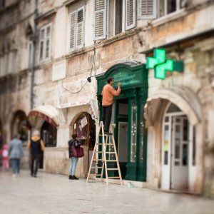 Krasopisac obnavlja natpis na antiknoj knjižari Morpurgo